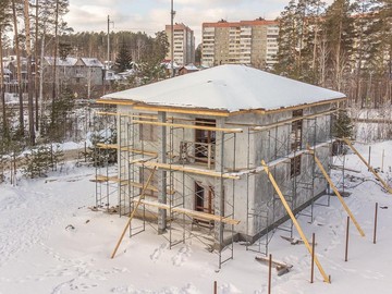 В городе Заречный строим двухэтажный дом для постоянного проживания семьи с двумя детьми - фото №1