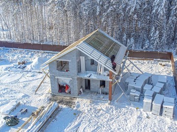 Закончили монтаж двухскатной крыши в п. Мариинск - фото №2