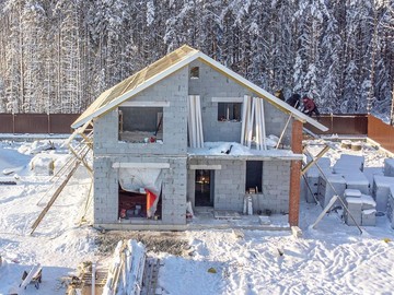 Закончили монтаж двухскатной крыши в п. Мариинск - фото №3