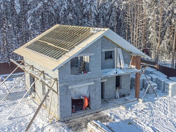 Закончили монтаж двухскатной крыши в п. Мариинск - фото №1